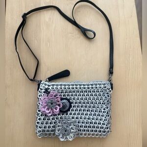 BOTTLETOP Elegant Silver and Black Crossbody Bag with Floral Accents‎